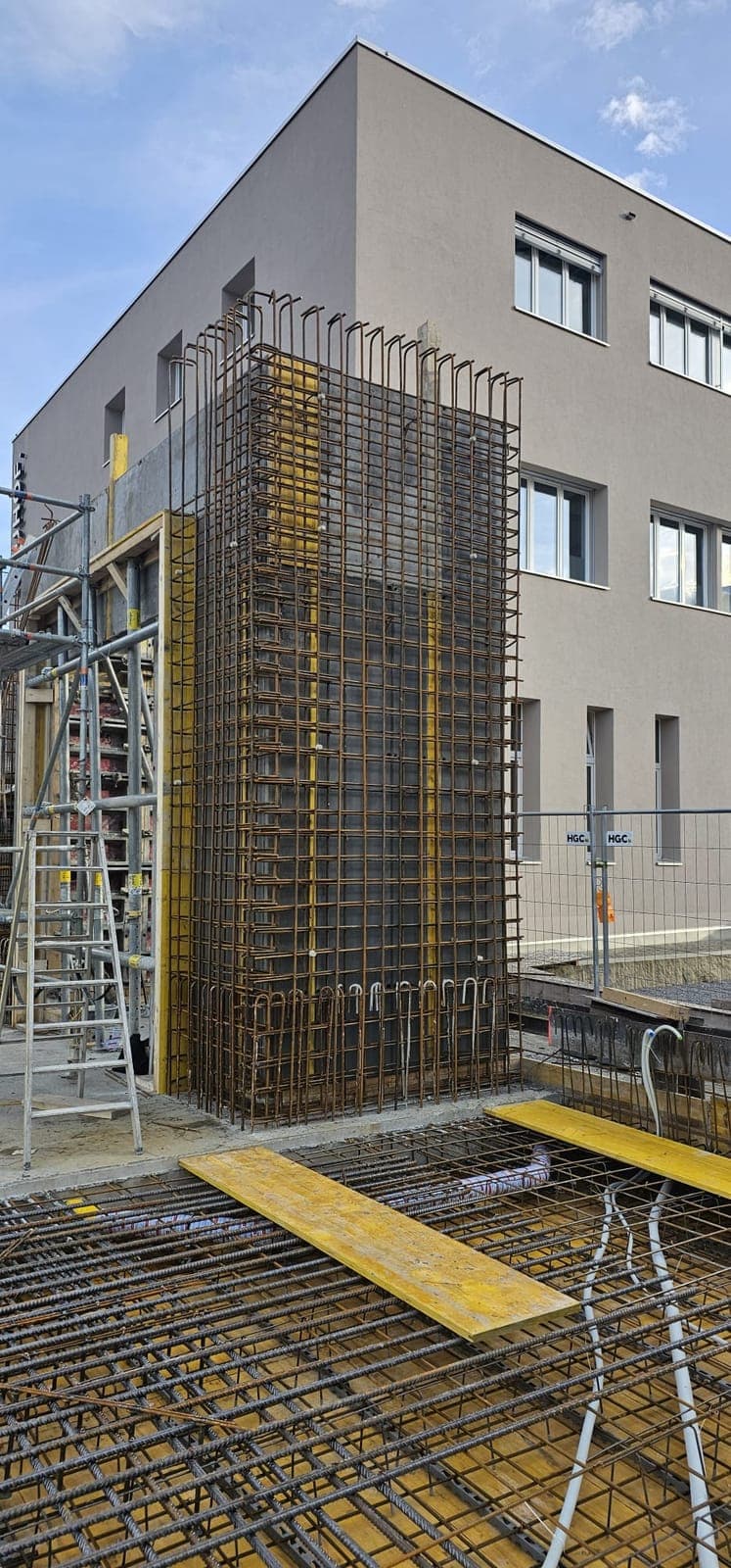 Columns, foundations and base slabs