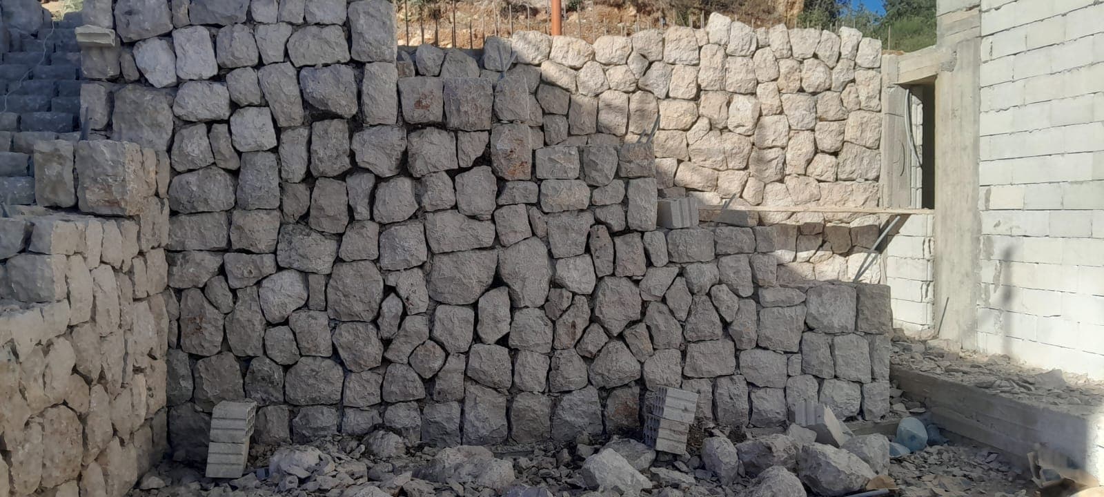 Natural stone masonry and façades