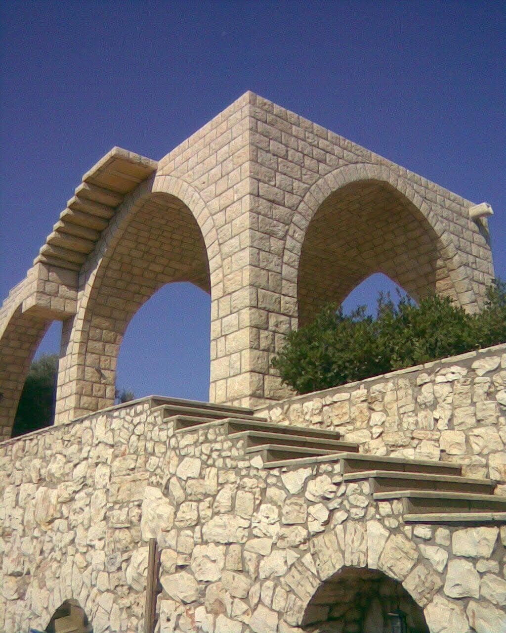 Vaults and arches in natural stone