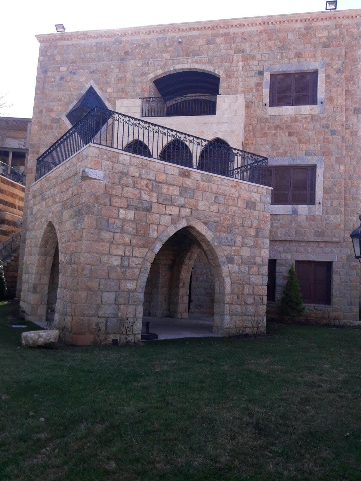 Natural stone masonry and façades