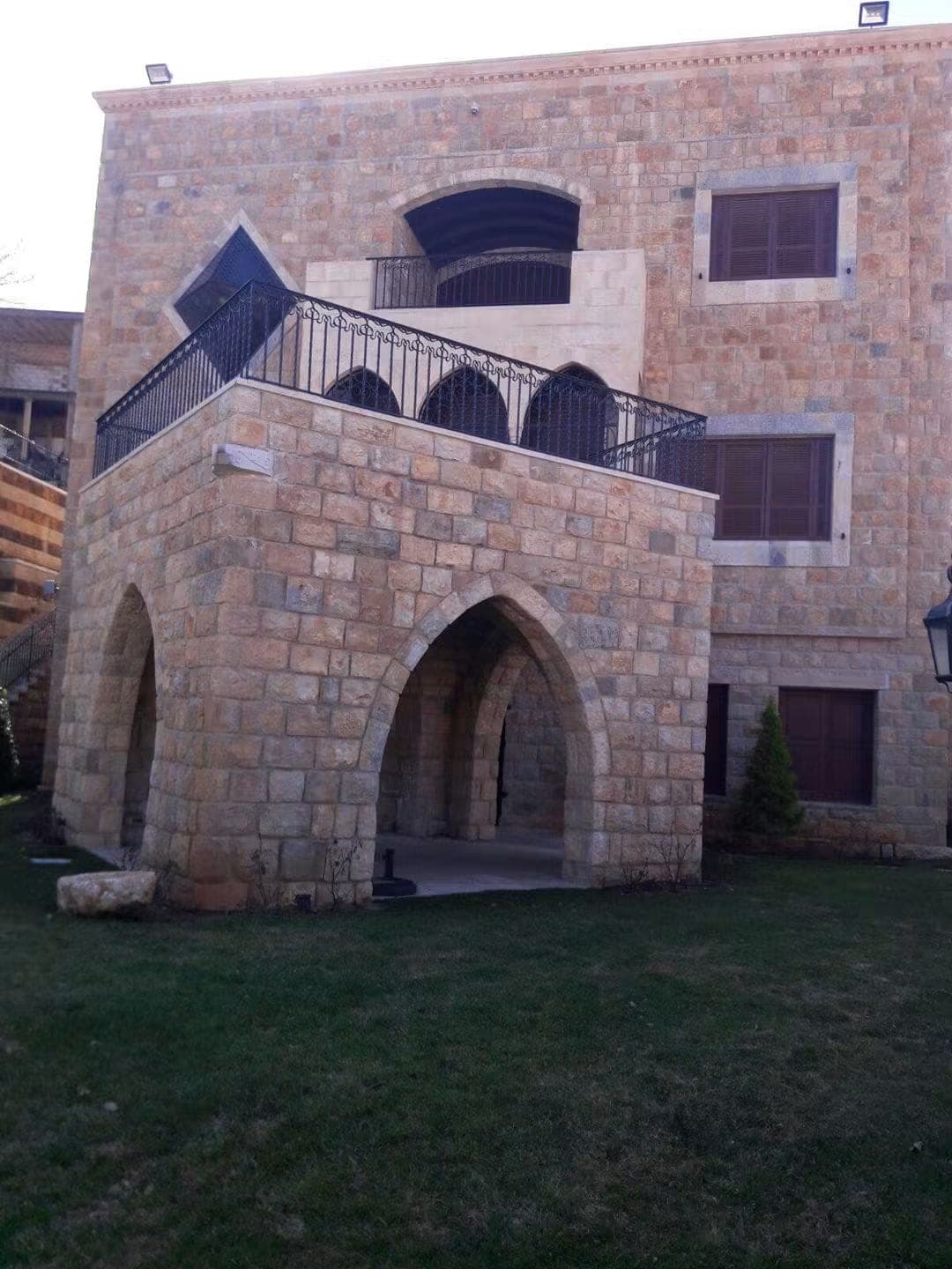 Natural stone masonry and façades